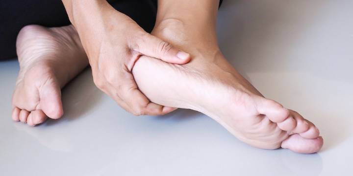 Qué es y cuáles son los síntomas de la fascitis plantar, el doloroso trastorno que afecta el talón y dificulta la movilidad