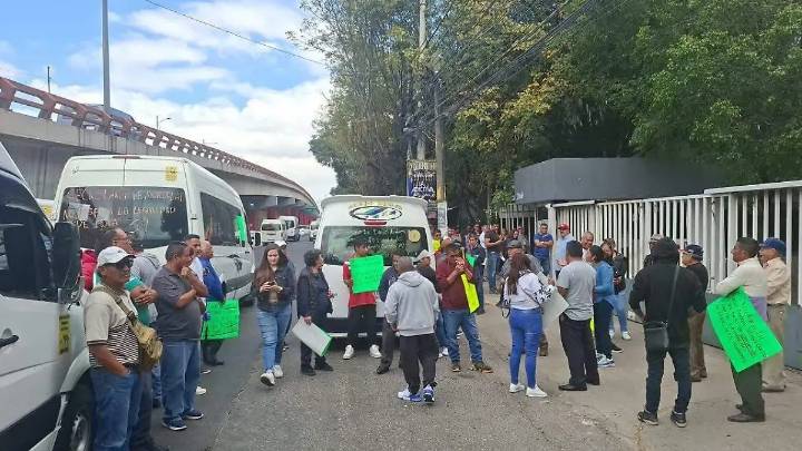 Transportistas bloquean avenida Gustavo Baz por presunta corrupción en Semov