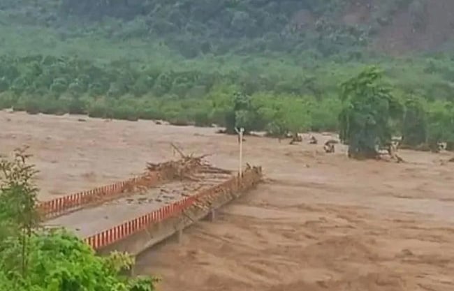 Arrasan inundaciones con casas y puentes en Huautla, Hidalgo