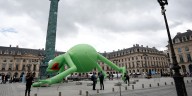 Tras el robo en el Louvre, la rana René llegó para tranquilizar a París