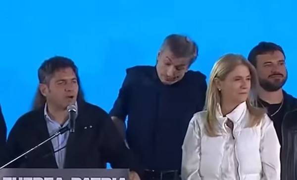 Las caras de Máximo durante el discurso de Kicillof