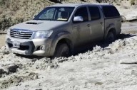 Hallaron la camioneta de los jubilados desaparecidos en Chubut: estaba encajada en el barro y cerrada con llave