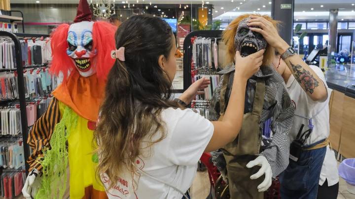 Las búsquedas de disfraces por Halloween se disparan en internet mientras bajan las compras en tiendas físicas