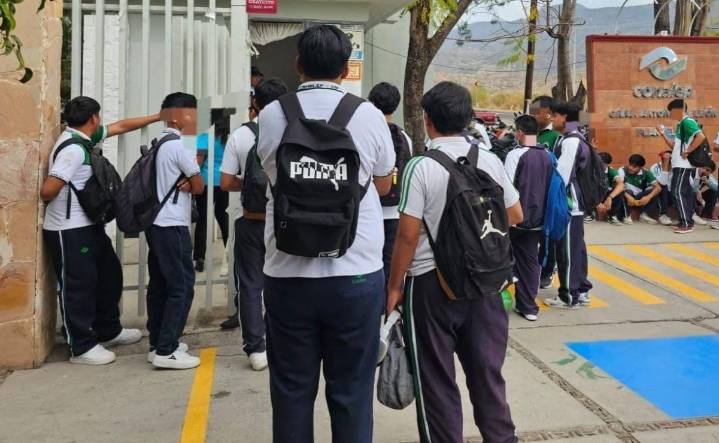 Más de 30 estudiantes del Conalep en Huajolotitlán, Oaxaca, resultan intoxicados; autoridades ya investigan