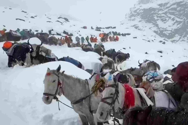 Over 850 hikers, guides stranded in Mt Everest blizzard rescued