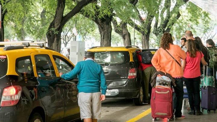 Toda la verdad detrás de la pelea de taxistas y choferes de app en Aeroparque: qué pasa