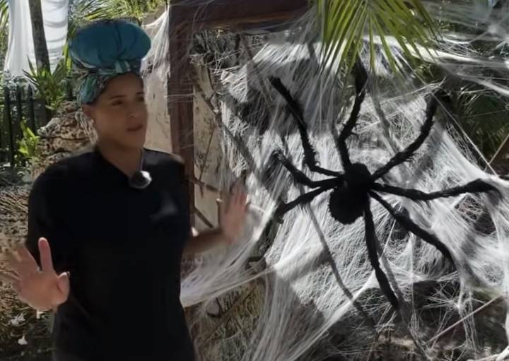 Francisca decora su casa para Halloween