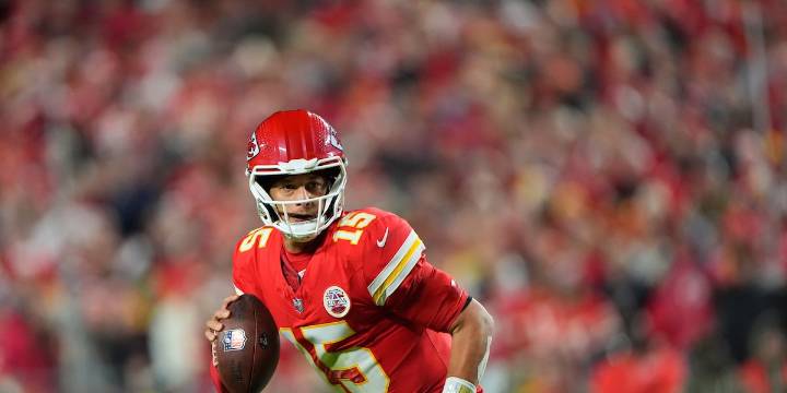 Patrick Mahomes on playing in front of Bills fans: ‘They don’t like us’