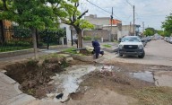 Vecinos reclaman por una pérdida de agua que lleva casi un año