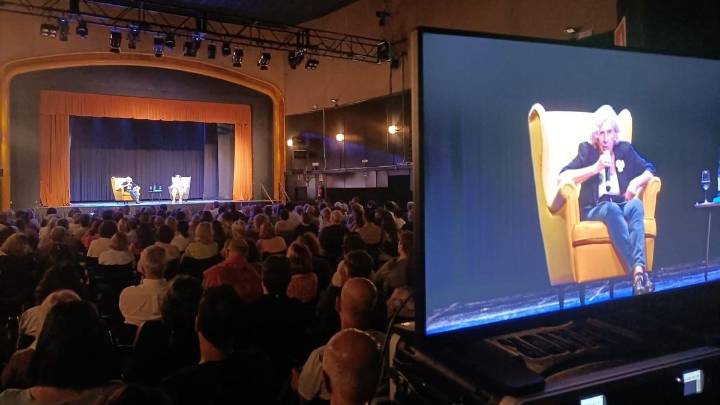 Manuela Carmena llena el Centro Cultural de Santa Brígida en la presentación de su libro