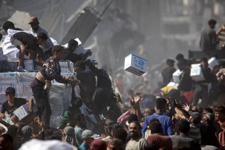 La entrada de ayuda humanitaria a la franja de Gaza tras el alto el fuego, en imágenes
