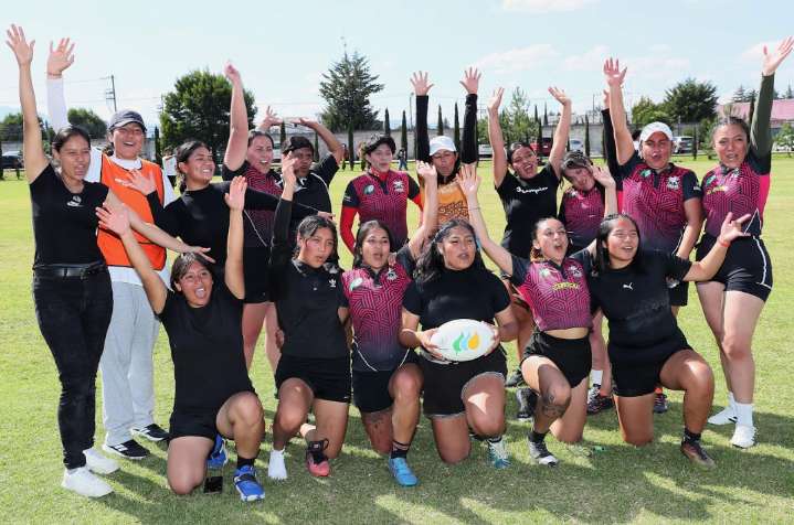 Estudiantes rompen estereotipos de género y “transforman su mente” con el rugby femenino
