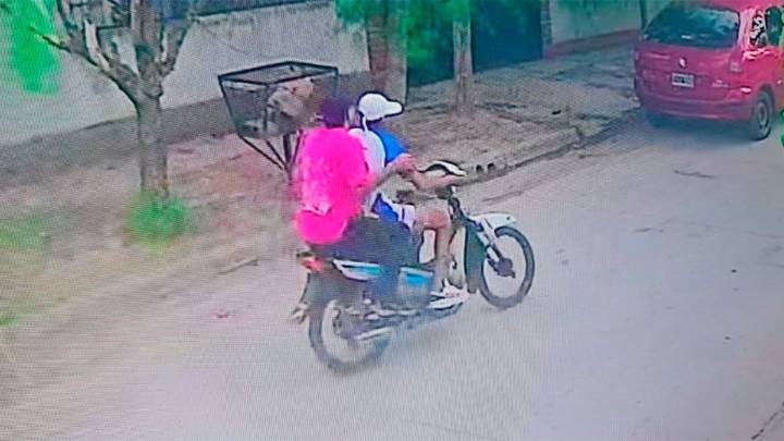 Robo en el barrio Mariano Moreno: motochorros asaltaron a una mujer que regresaba…