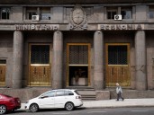 Para contener al dólar, el Gobierno vendió casi la mitad de las divisas que compró con la "mega liquidación" del agro