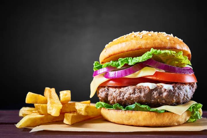 Emblemática cadena de comida rápida se pondría en venta: lleva más de 30 años en Chile