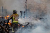 Bomberos salvan a mujer en silla de ruedas tras incendio en una vivienda en Buenos Aires Sur