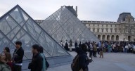 Directora del Louvre reconoce fracaso por robo de joyas de la Corona