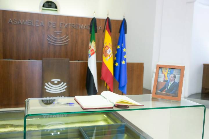 La Junta y la Asamblea de Extremadura abren en el Parlamento autonómico un libro de condolencias en memoria del expresidente Guillermo Fernández Vara