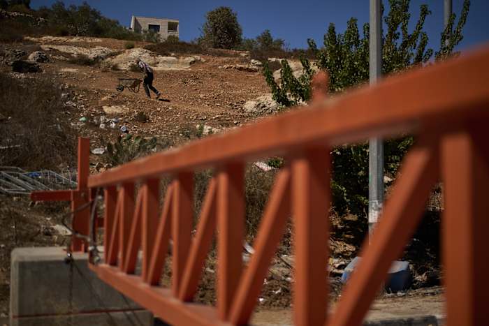 Israel has erected nearly 1,000 barriers in the West Bank during the war in Gaza, group says