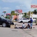 Intenta motociclista ganar el paso y se estrella contra camioneta en Chetumal