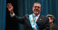 El presidente de Guatemala denuncia un golpe de estado en su contra y exige una defensa de la democracia