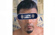 Apedrea patrulla y agrede a policías, lo detienen