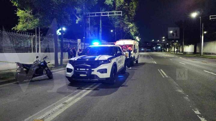 Muere mujer motociclista tras impactarse con árbol frente al Palacio de los Deportes