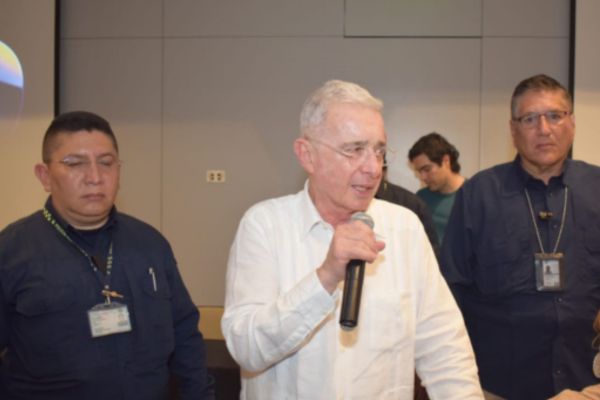 Tribunal tumba interceptaciones a Uribe, pero mantiene las de su exabogado Diego Cadena