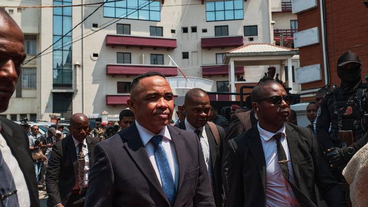 El coronel Randrianirina jura como presidente de Madagascar y se compromete a "restaurar el orden constitucional"