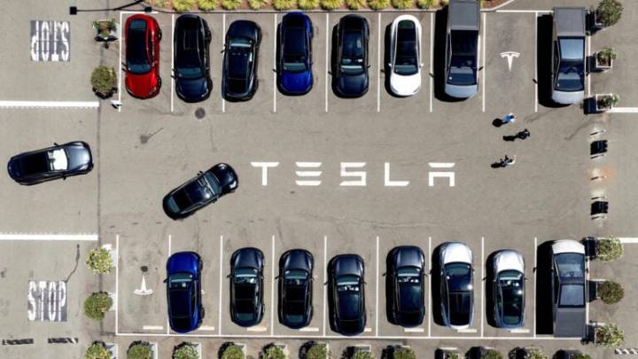 Parents of two college students killed in a Tesla allege design flaw trapped them in the burning car