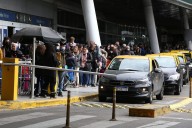 En video. Así fue la pelea entre choferes de aplicación y taxistas en Aeroparque