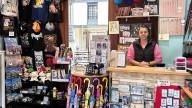Olaya Vega, dueña de una tienda en Oviedo, sobre la subida de la cuota de autónomos: "Ya estamos mal, si los precios siguen subiendo no sé cómo lo vamos a hacer"