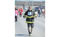 Corre maratón con uniforme de bombero