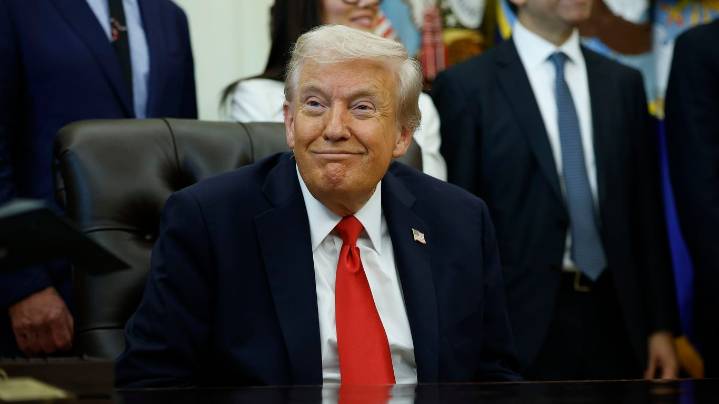 Trump urges Supreme Court to allow National Guard in Chicago