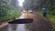 Lluvias Provocan Socavón y Derrumbes en Carreteras Serranas de Puebla