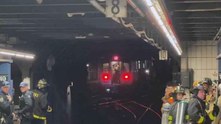 Car decouples on 4 train in the Bronx, officials say