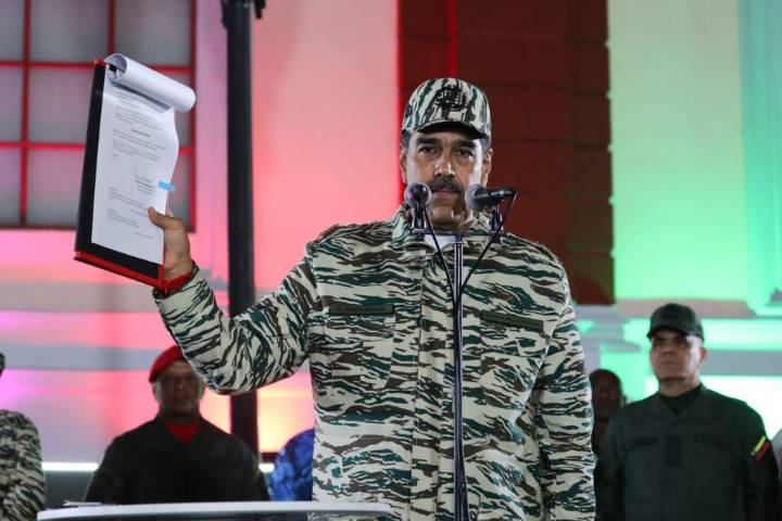 Maduro ordena incrementar tareas de "preparación integral para la defensa"