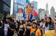 Marchan miles en EU contra Trump