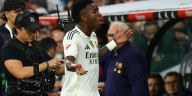 El enfado de Vinicius tras ser sustituido durante el partido entre el Real Madrid y el FC Barcelona