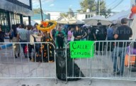 Cierran cruce en zona residencial por tianguis; vecinos inconformes