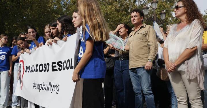 Los estudiantes sevillanos se echan a la calle contra el acoso escolar: "Todos somos Sandra"
