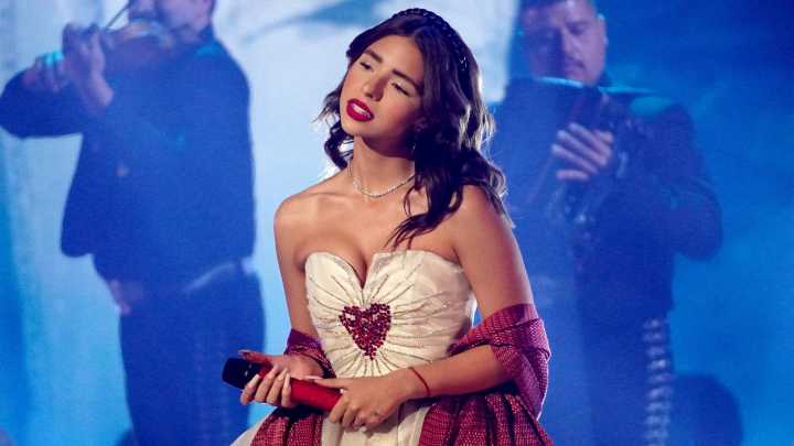 Compositor Manu Moreno También Crítica a Angela Aguilar por Cambios a La Gata bajo la Lluvia