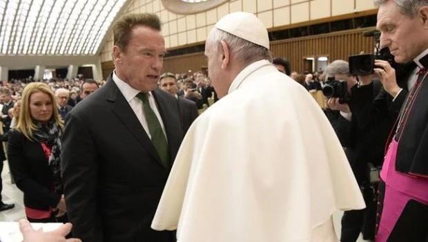 Schwarzenegger hace sonreír al papa León XIV al calificarlo de "héroe" ambientalista