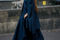 En mi último viaje a París confirmé que no todas las francesas llevan boina, pero la mayoría se pinta los labios de rojo y tiene este abrigo