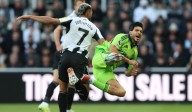 Raúl Jiménez fue titular en derrota del Fulham