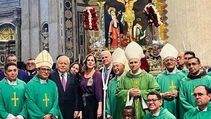Procesión del Señor de los Milagros en el Vaticano surgió en misa oficiada por Robert Prevost el año pasado en Roma