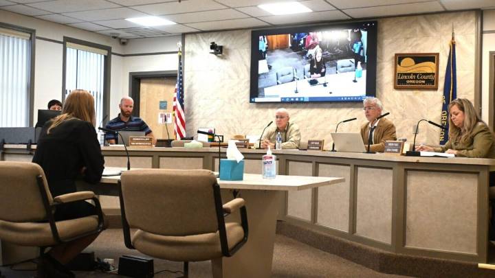 Oregon Ethics Commission votes unanimously to conduct full investigation of Lincoln County commissioners’ hiring decisions