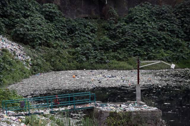 Lluvias extremas y exceso de basura desbordan el drenaje del Valle de México