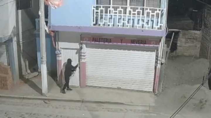 Captan en Video a Presuntos Ladrones que Asaltan y Roban Negocios y Casas en León, Guanajuato