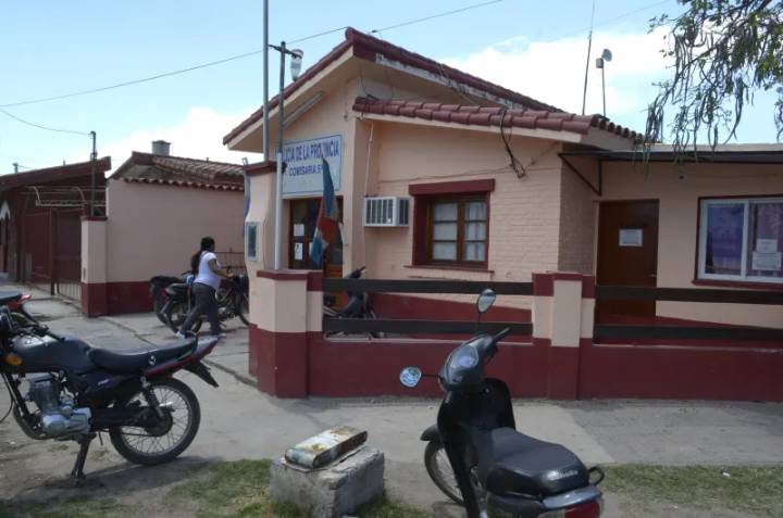 Empleada de comercio denunció que su madrina le robó $100.000 y sus primos la golpearon